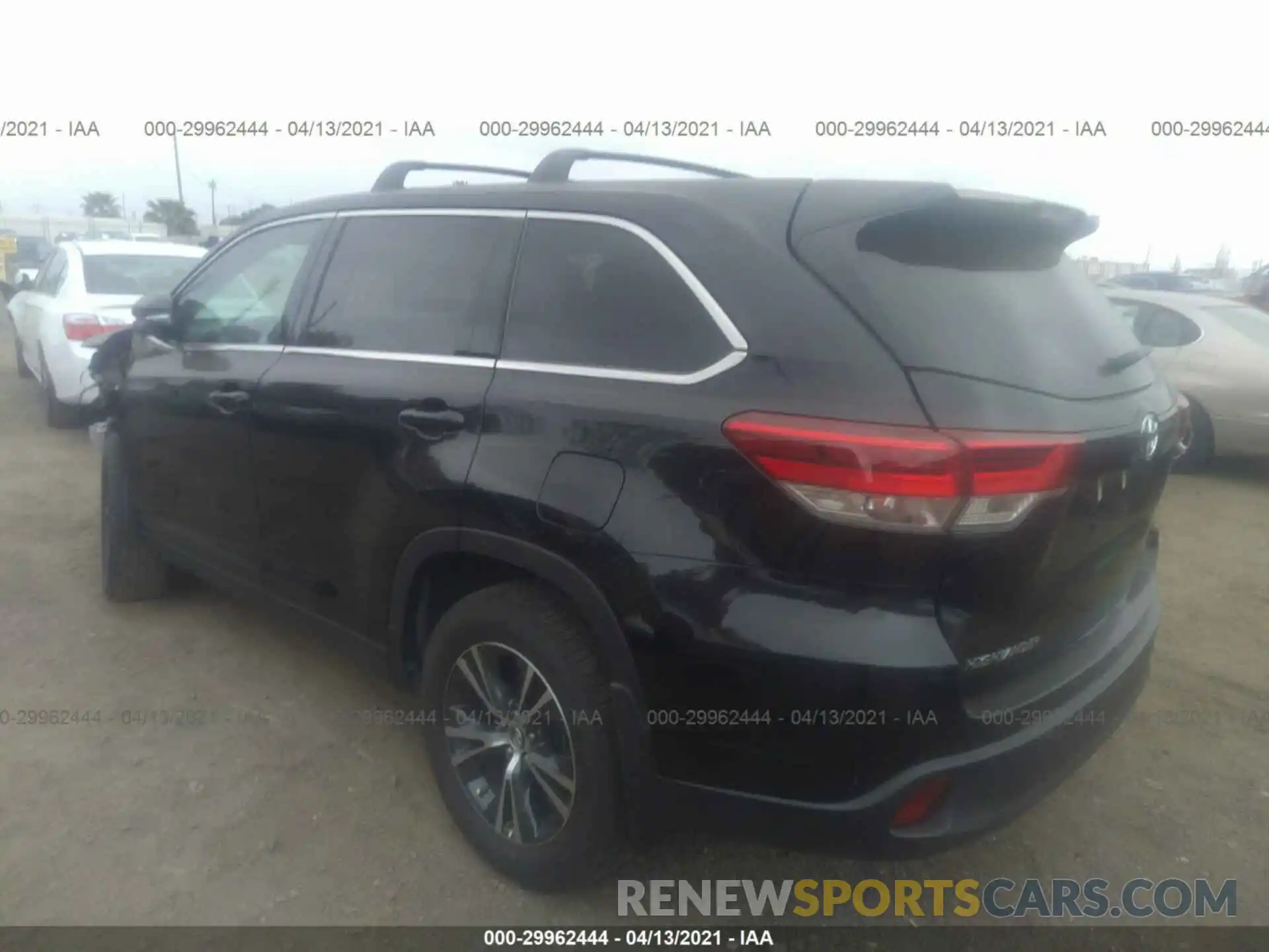 3 Photograph of a damaged car 5TDZARFHXKS044738 TOYOTA HIGHLANDER 2019