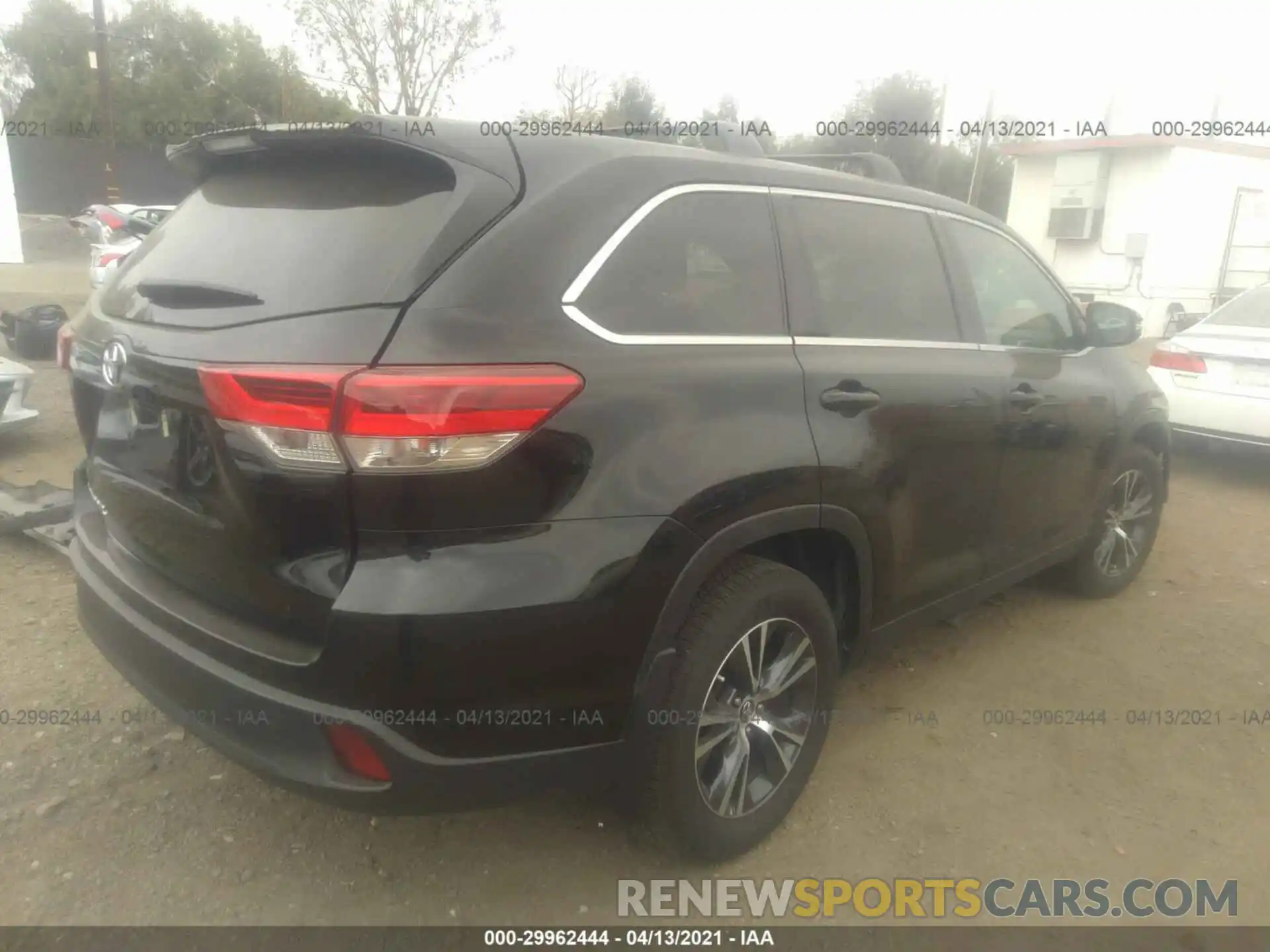 4 Photograph of a damaged car 5TDZARFHXKS044738 TOYOTA HIGHLANDER 2019