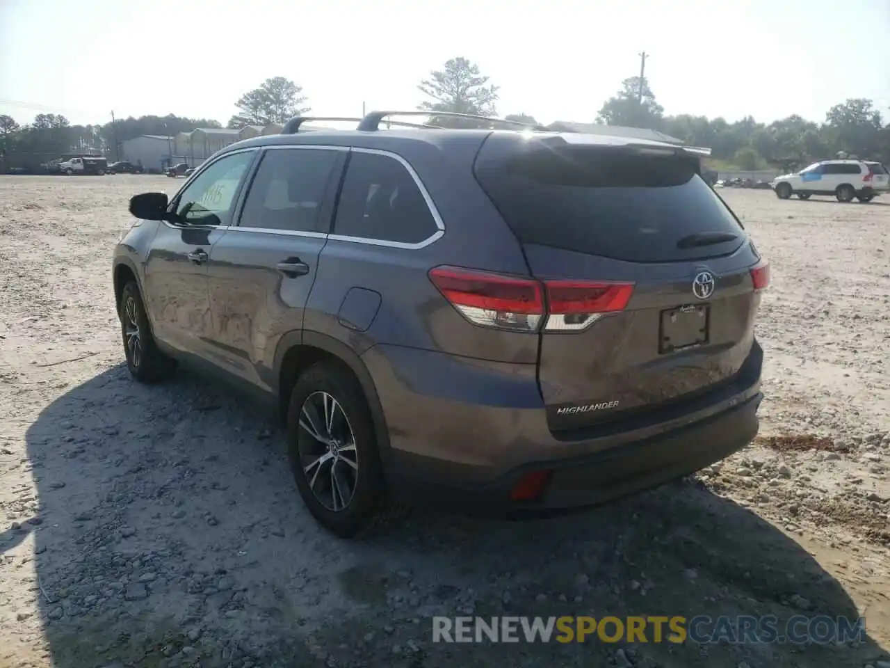 3 Photograph of a damaged car 5TDZARFHXKS046506 TOYOTA HIGHLANDER 2019