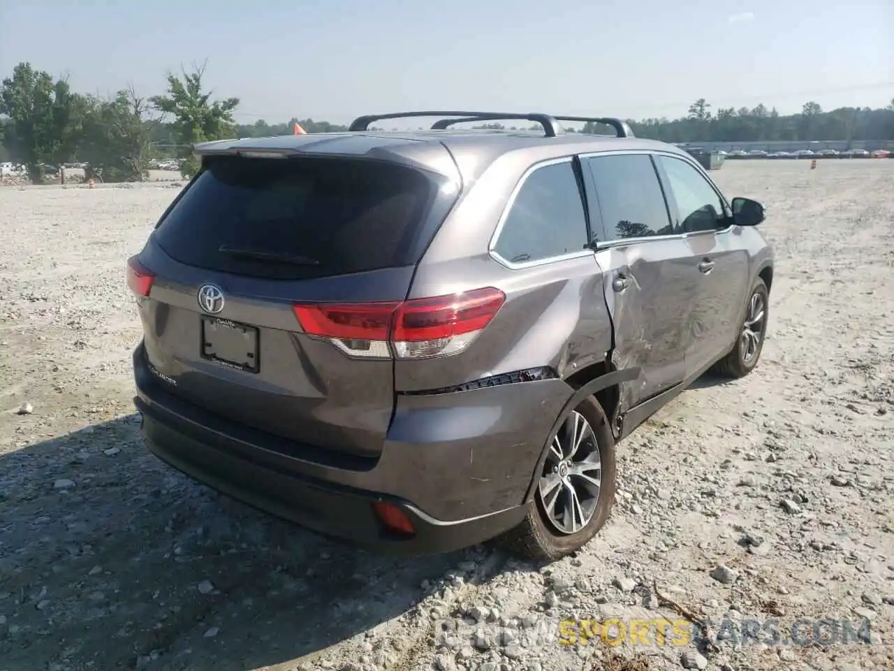 4 Photograph of a damaged car 5TDZARFHXKS046506 TOYOTA HIGHLANDER 2019