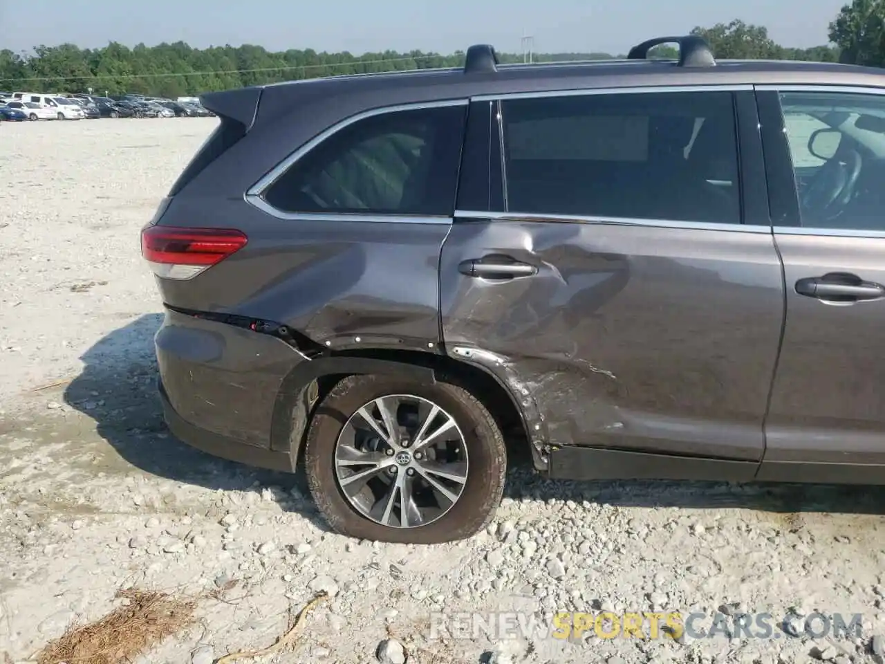 9 Photograph of a damaged car 5TDZARFHXKS046506 TOYOTA HIGHLANDER 2019