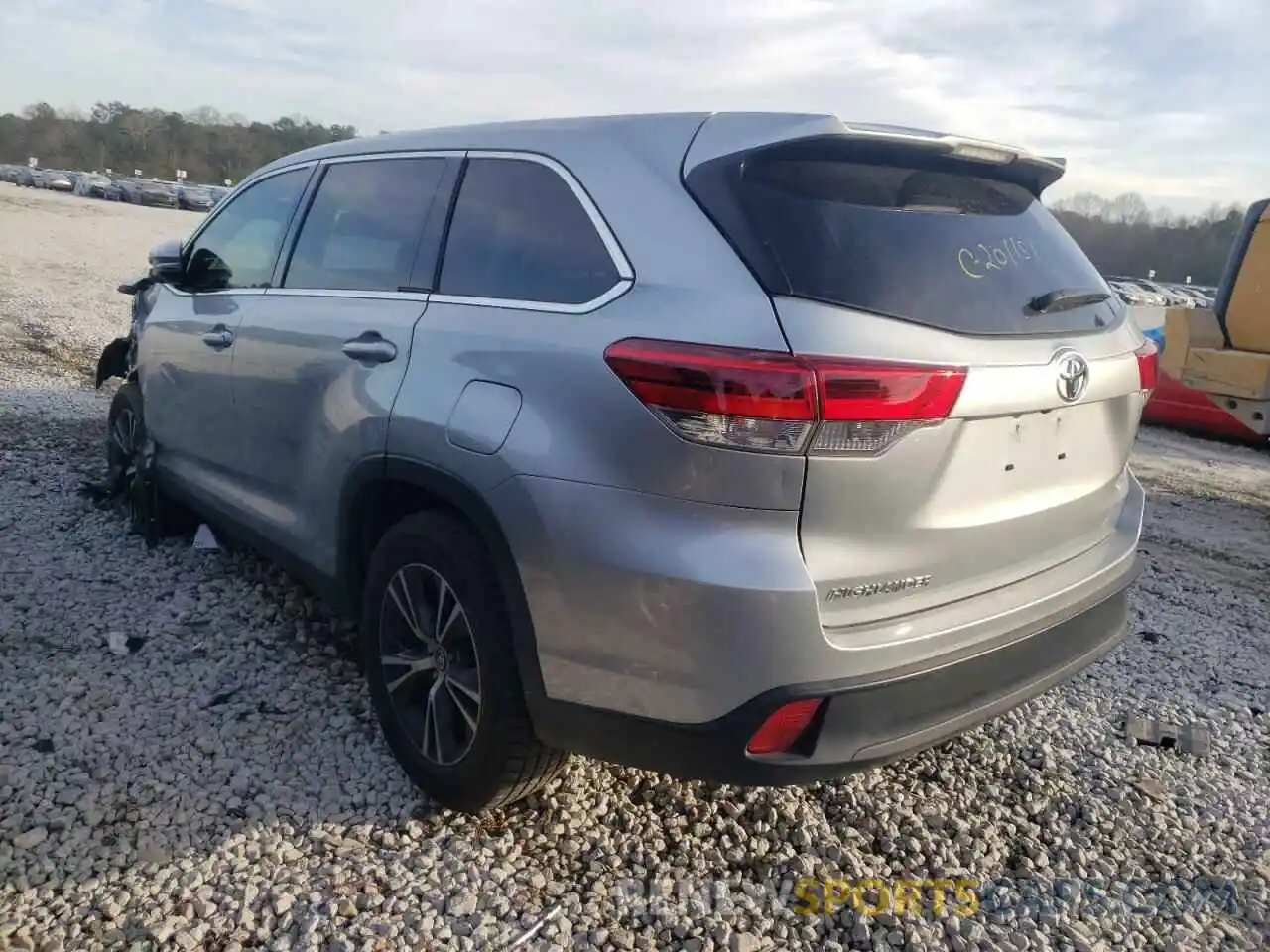 3 Photograph of a damaged car 5TDZARFHXKS046733 TOYOTA HIGHLANDER 2019