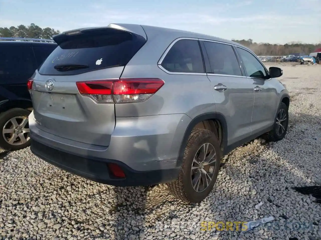 4 Photograph of a damaged car 5TDZARFHXKS046733 TOYOTA HIGHLANDER 2019