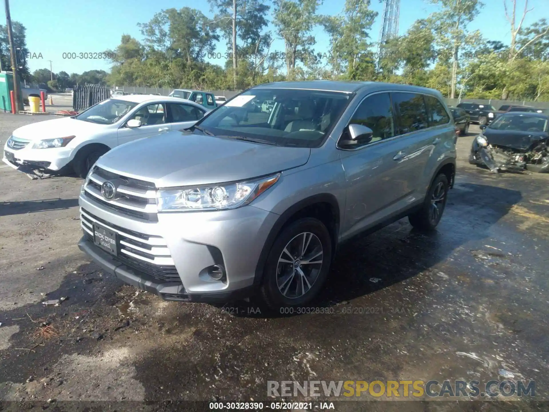 2 Photograph of a damaged car 5TDZARFHXKS046778 TOYOTA HIGHLANDER 2019