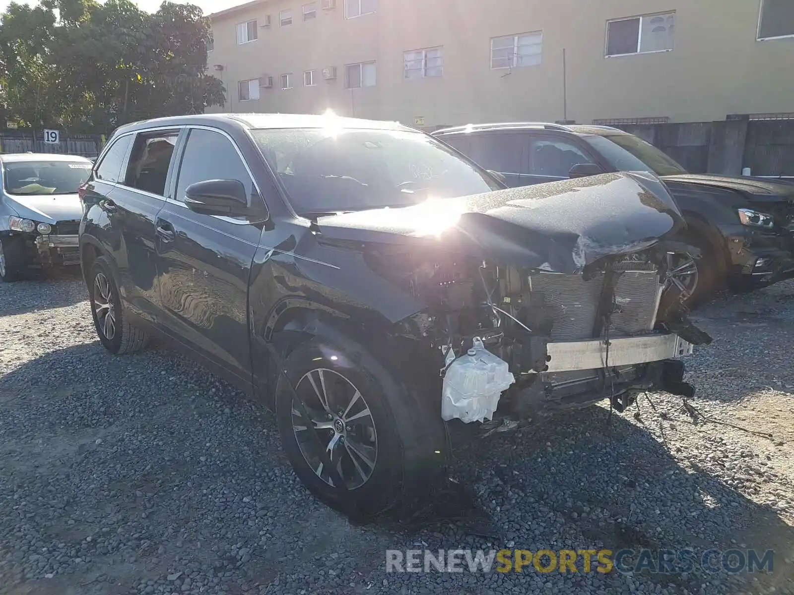 1 Photograph of a damaged car 5TDZARFHXKS046912 TOYOTA HIGHLANDER 2019