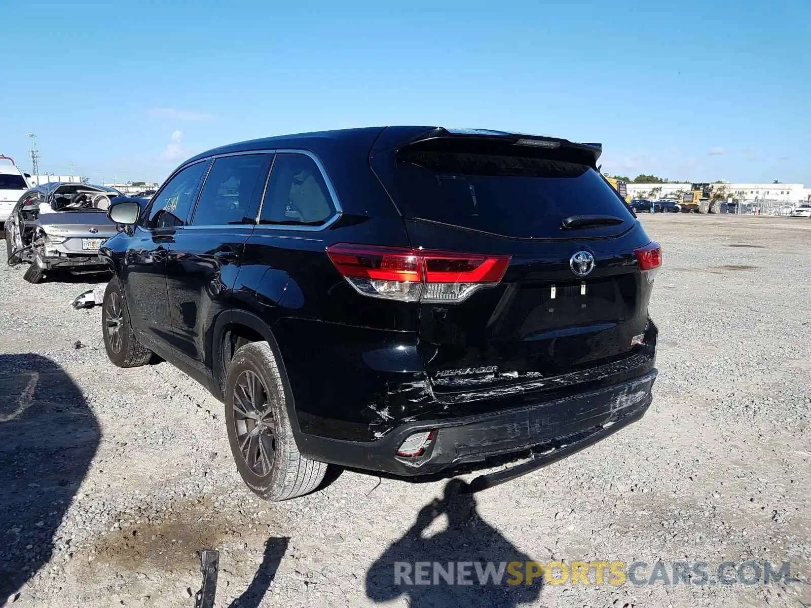 3 Photograph of a damaged car 5TDZARFHXKS046912 TOYOTA HIGHLANDER 2019