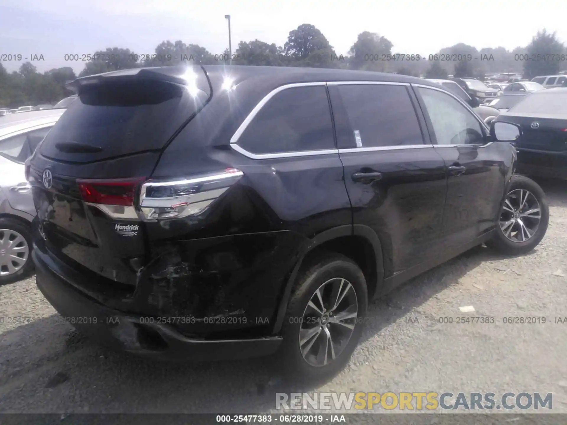 4 Photograph of a damaged car 5TDZARFHXKS047459 TOYOTA HIGHLANDER 2019