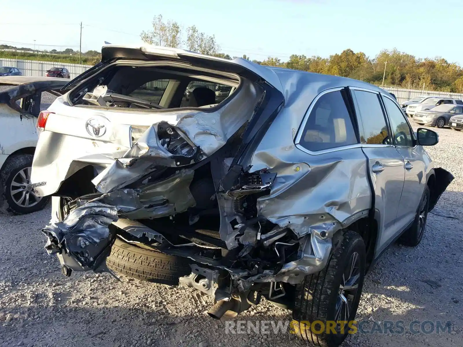 4 Photograph of a damaged car 5TDZARFHXKS047669 TOYOTA HIGHLANDER 2019