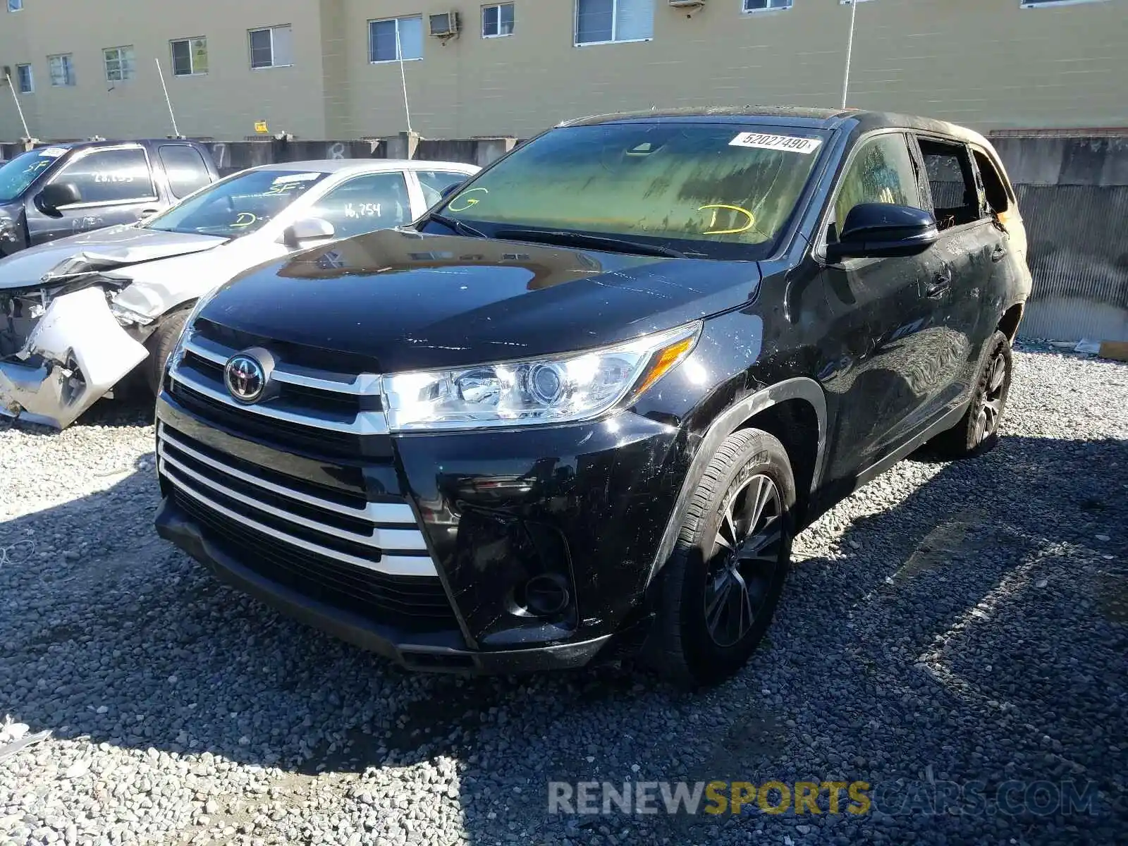 2 Photograph of a damaged car 5TDZARFHXKS049311 TOYOTA HIGHLANDER 2019