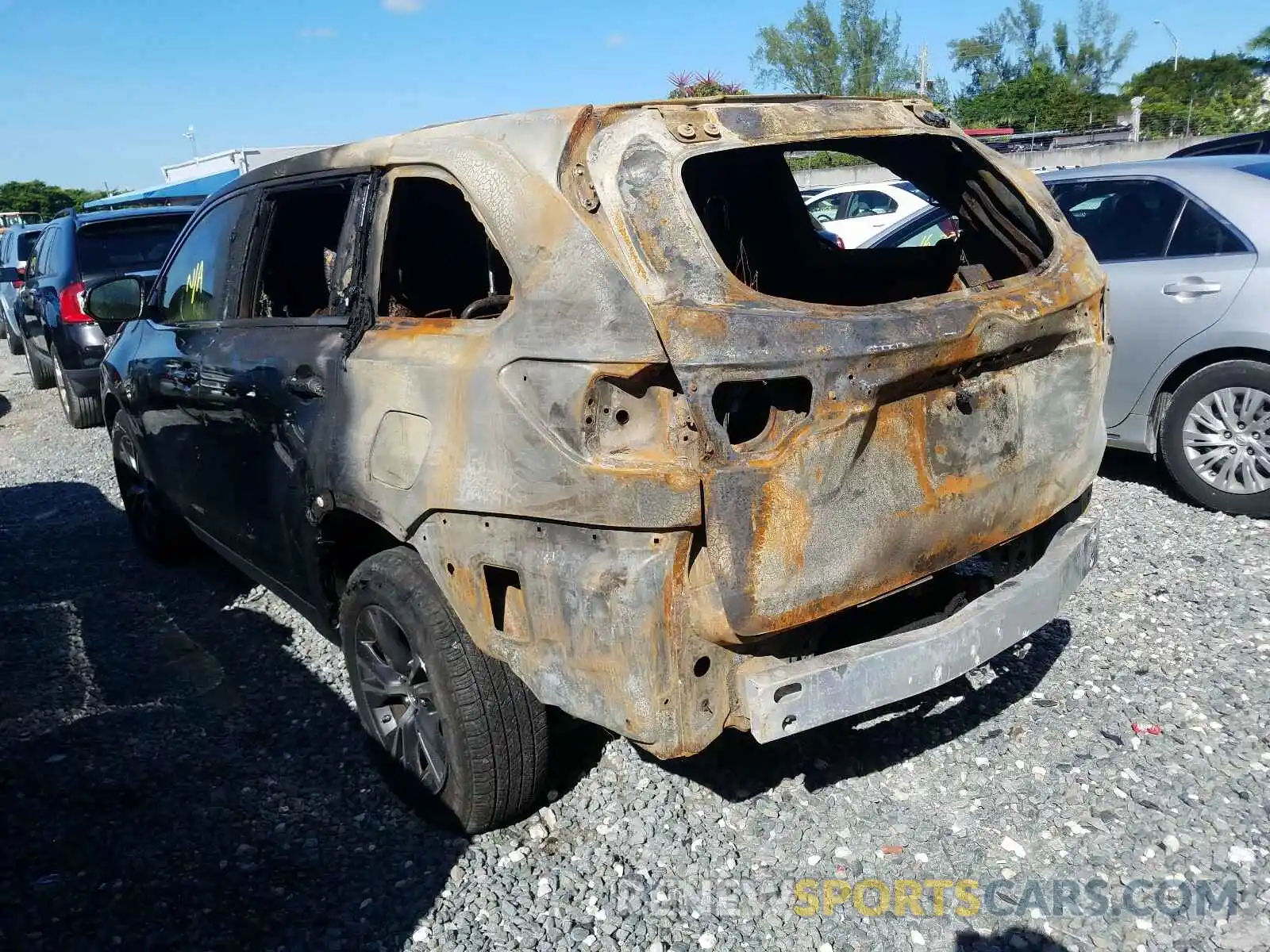 3 Photograph of a damaged car 5TDZARFHXKS049311 TOYOTA HIGHLANDER 2019