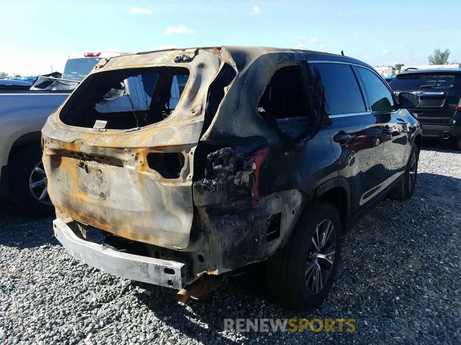 4 Photograph of a damaged car 5TDZARFHXKS049311 TOYOTA HIGHLANDER 2019