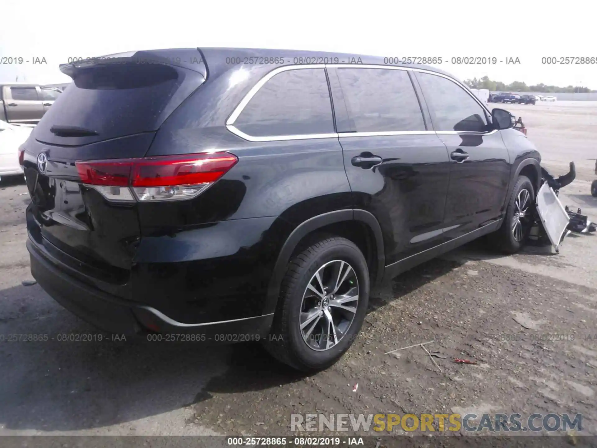 4 Photograph of a damaged car 5TDZARFHXKS049437 TOYOTA HIGHLANDER 2019