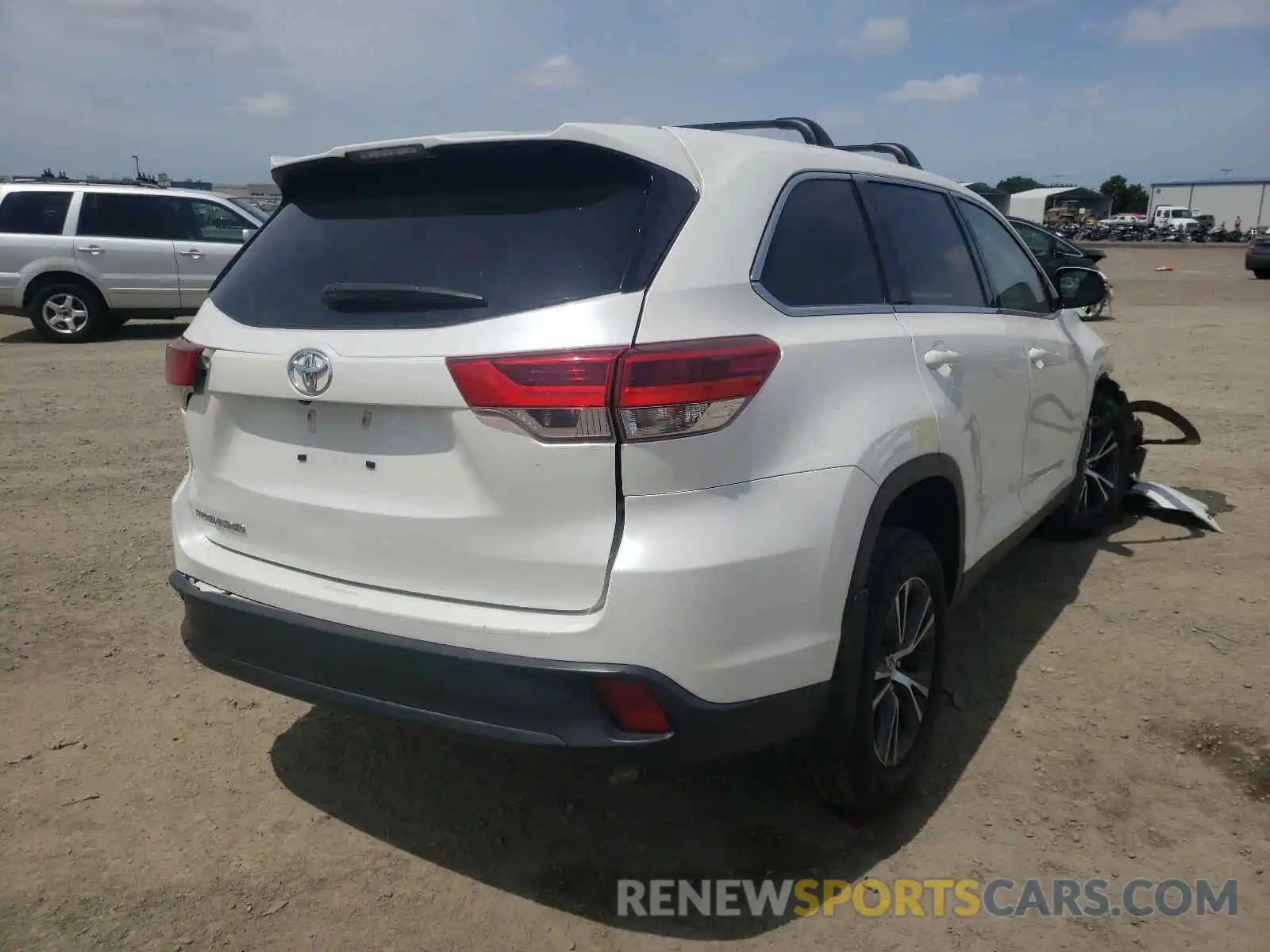 4 Photograph of a damaged car 5TDZARFHXKS049521 TOYOTA HIGHLANDER 2019