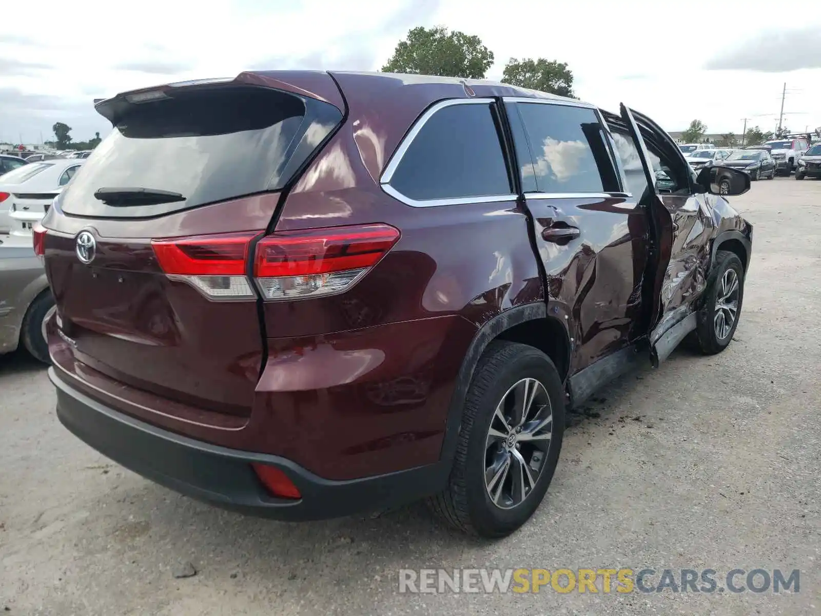 4 Photograph of a damaged car 5TDZARFHXKS050426 TOYOTA HIGHLANDER 2019