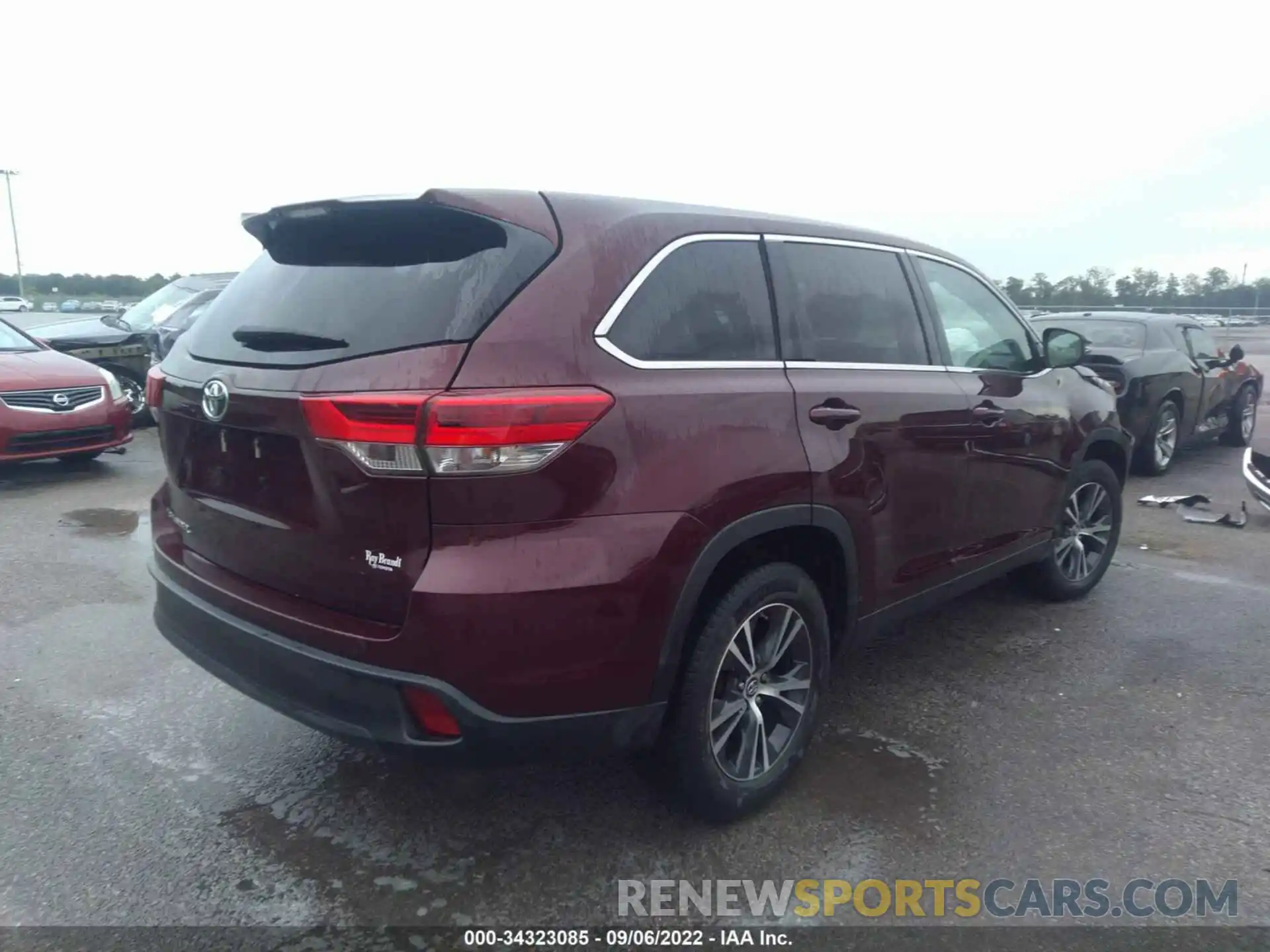 4 Photograph of a damaged car 5TDZARFHXKS051091 TOYOTA HIGHLANDER 2019