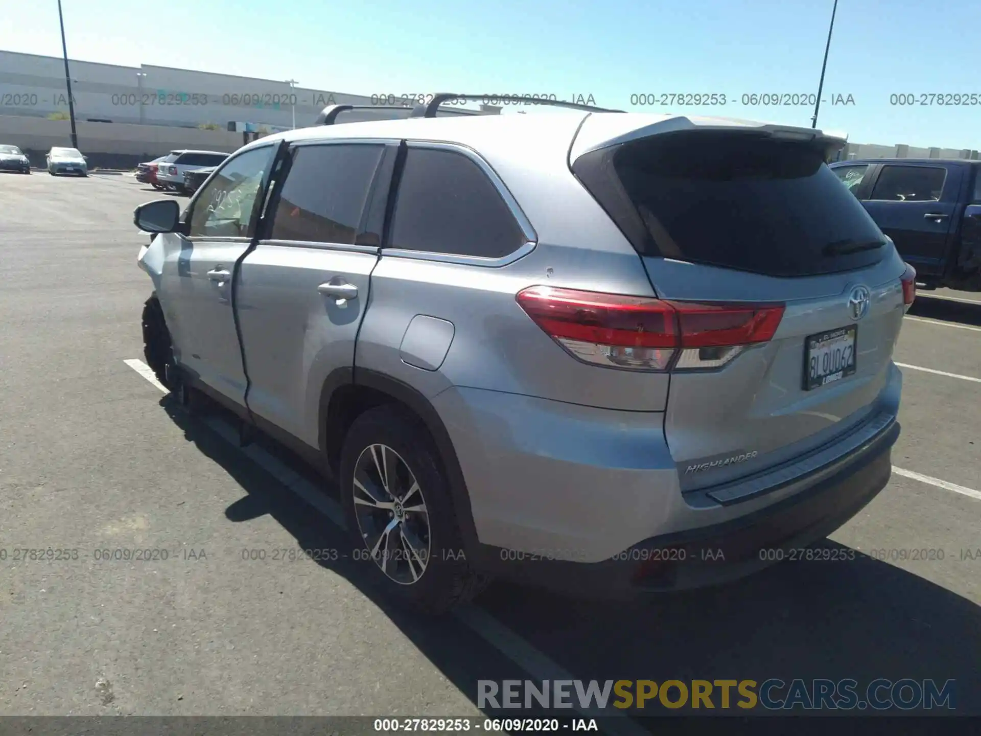 3 Photograph of a damaged car 5TDZARFHXKS052287 TOYOTA HIGHLANDER 2019