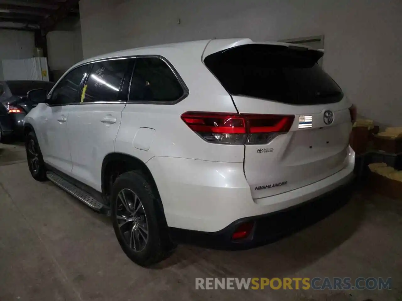 3 Photograph of a damaged car 5TDZARFHXKS053259 TOYOTA HIGHLANDER 2019