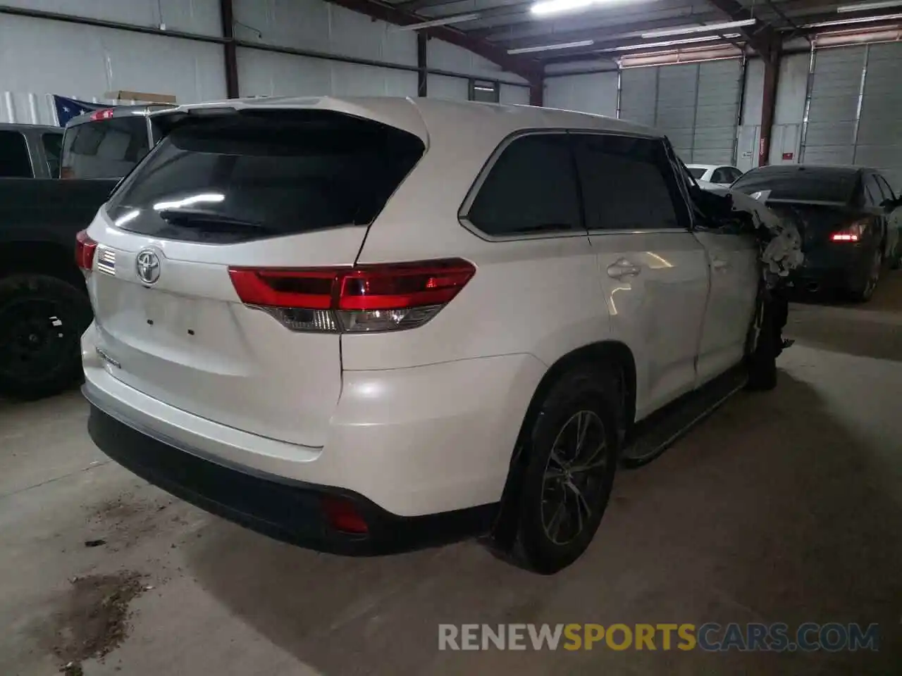 4 Photograph of a damaged car 5TDZARFHXKS053259 TOYOTA HIGHLANDER 2019