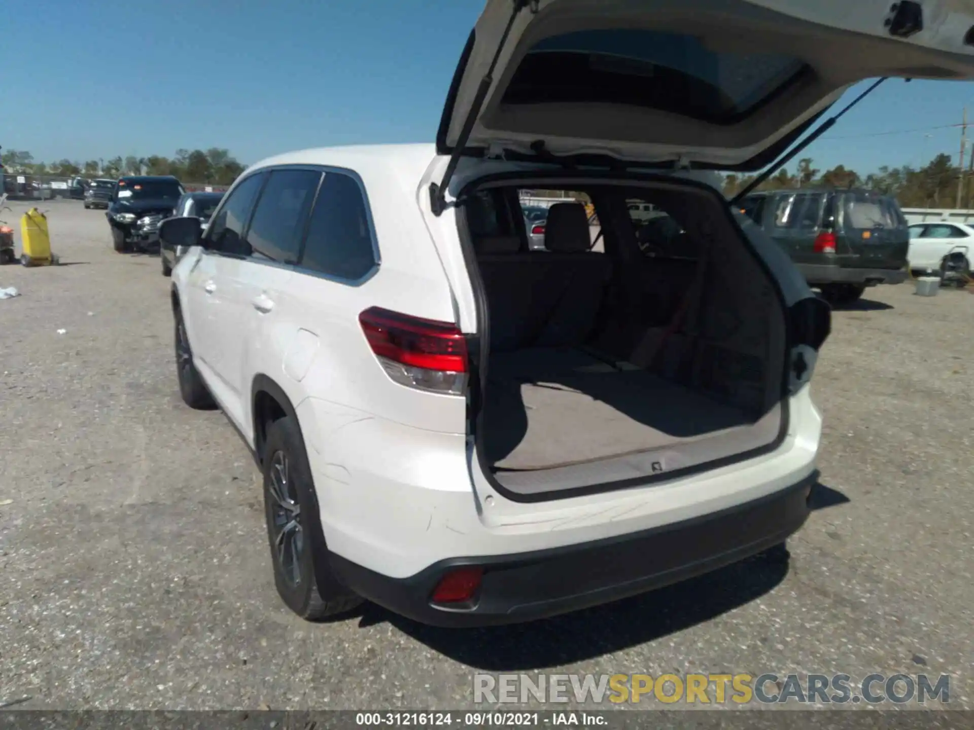 3 Photograph of a damaged car 5TDZARFHXKS053455 TOYOTA HIGHLANDER 2019