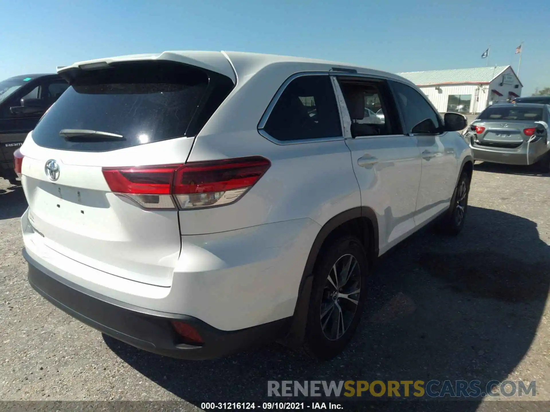 4 Photograph of a damaged car 5TDZARFHXKS053455 TOYOTA HIGHLANDER 2019