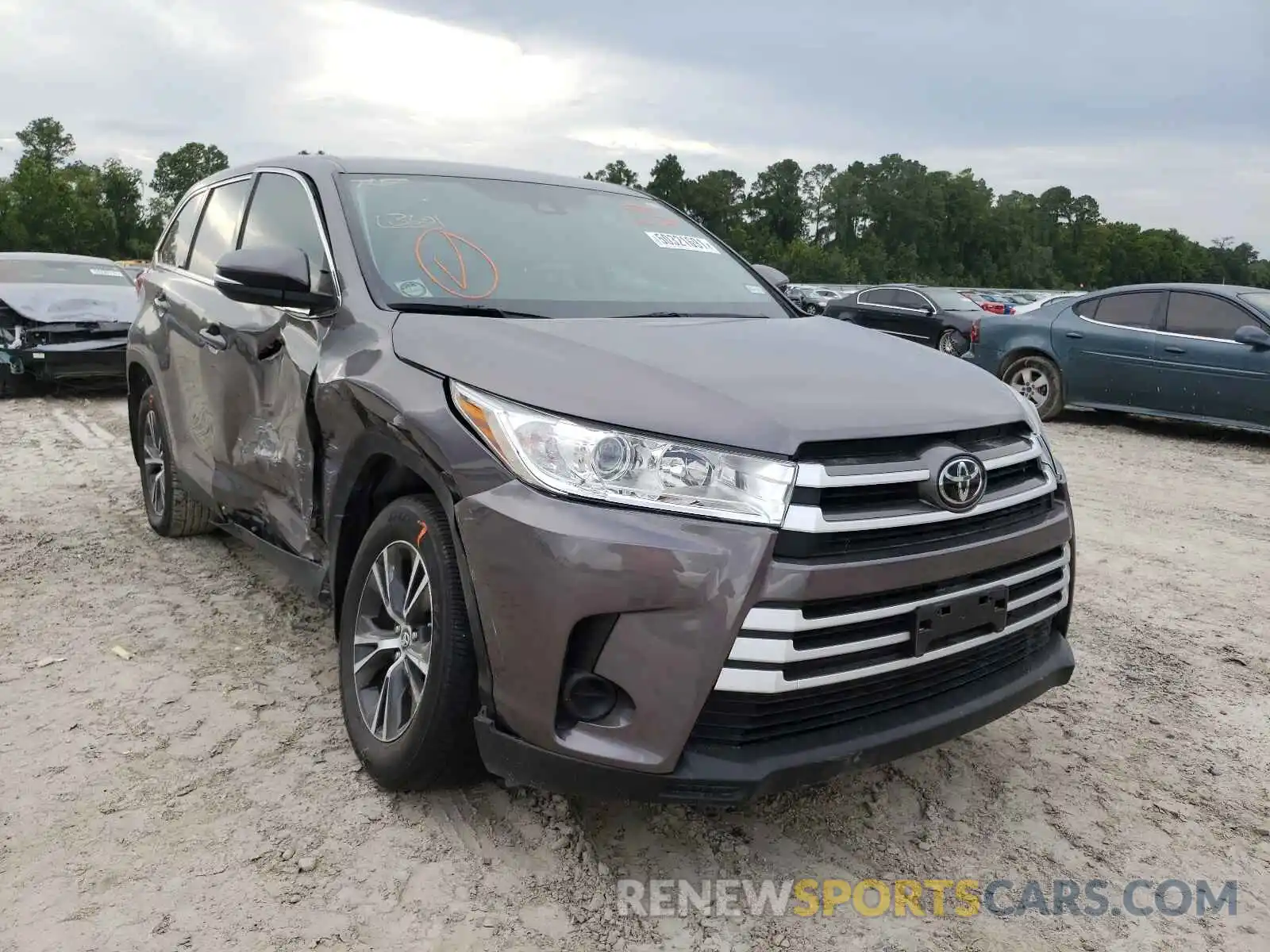 1 Photograph of a damaged car 5TDZARFHXKS053603 TOYOTA HIGHLANDER 2019