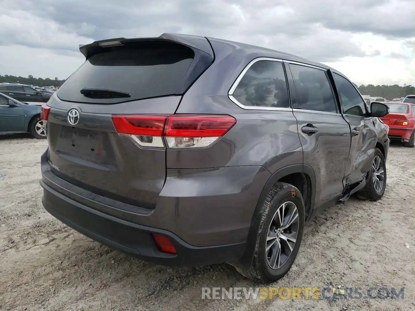 4 Photograph of a damaged car 5TDZARFHXKS053603 TOYOTA HIGHLANDER 2019