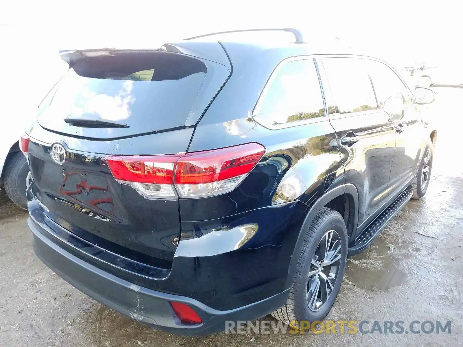 4 Photograph of a damaged car 5TDZARFHXKS053682 TOYOTA HIGHLANDER 2019