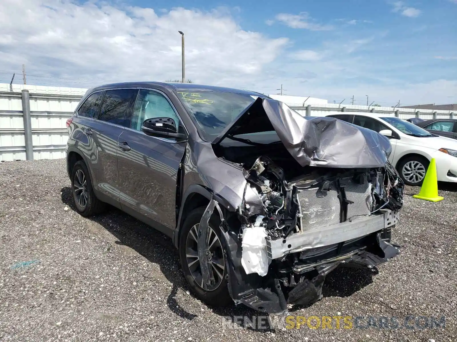 1 Photograph of a damaged car 5TDZARFHXKS053973 TOYOTA HIGHLANDER 2019