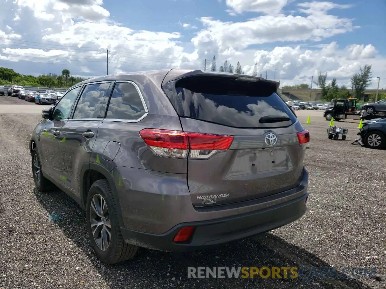 3 Photograph of a damaged car 5TDZARFHXKS053973 TOYOTA HIGHLANDER 2019