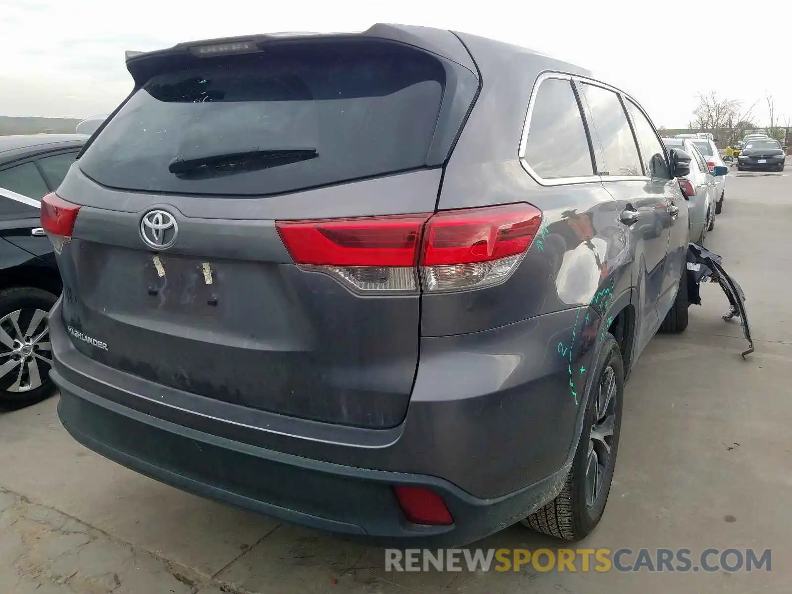 4 Photograph of a damaged car 5TDZARFHXKS054329 TOYOTA HIGHLANDER 2019