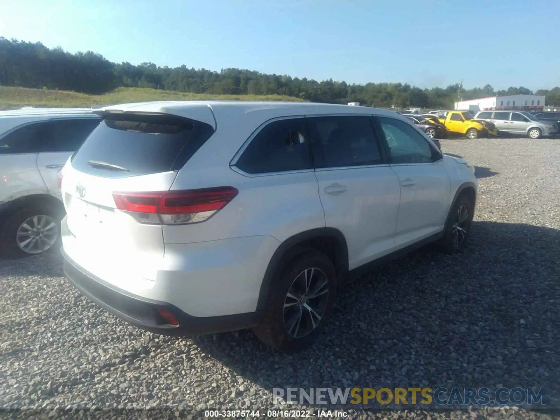 4 Photograph of a damaged car 5TDZARFHXKS056002 TOYOTA HIGHLANDER 2019