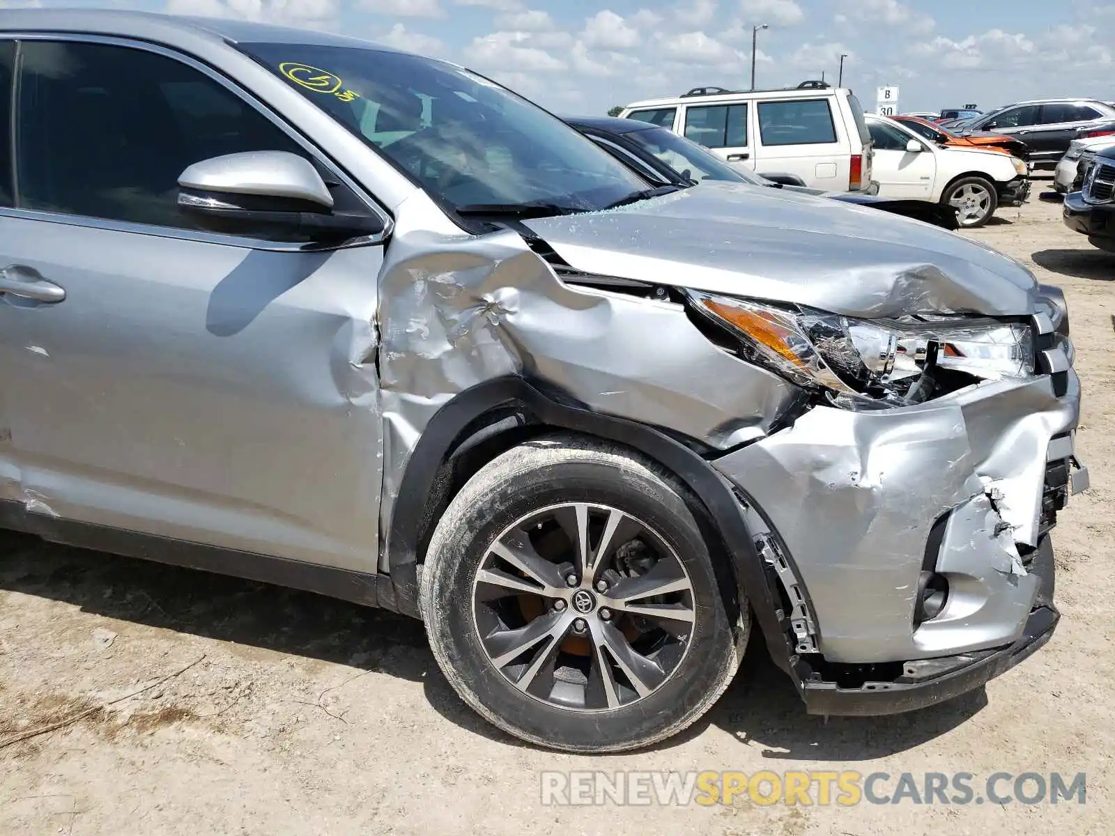 9 Photograph of a damaged car 5TDZARFHXKS056419 TOYOTA HIGHLANDER 2019