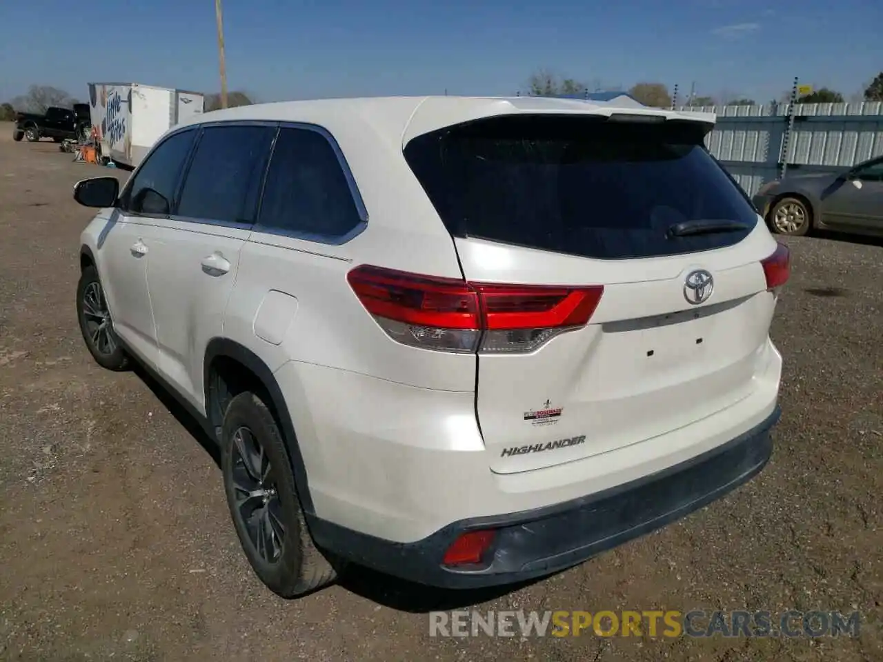 3 Photograph of a damaged car 5TDZARFHXKS056971 TOYOTA HIGHLANDER 2019