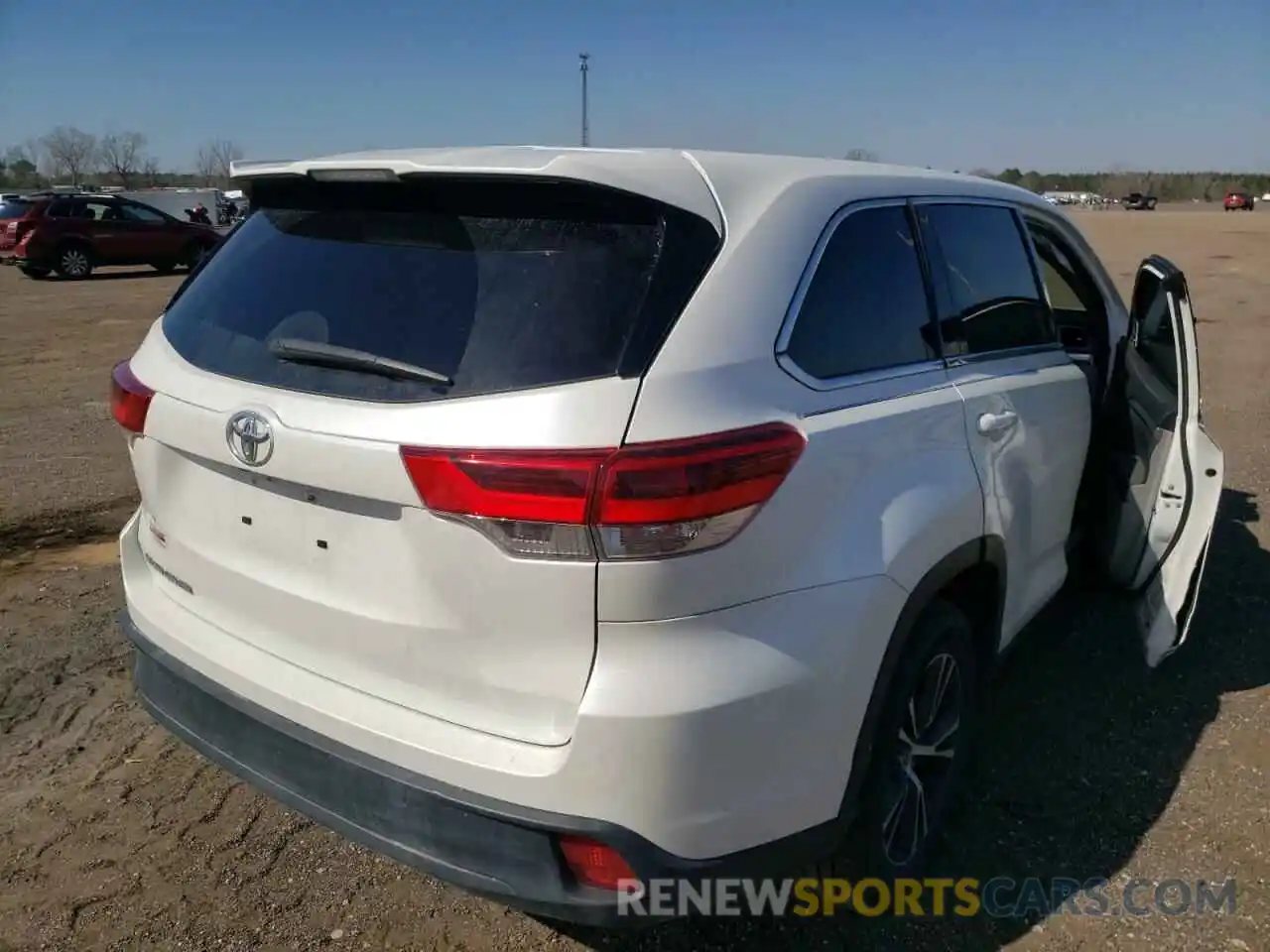 4 Photograph of a damaged car 5TDZARFHXKS056971 TOYOTA HIGHLANDER 2019