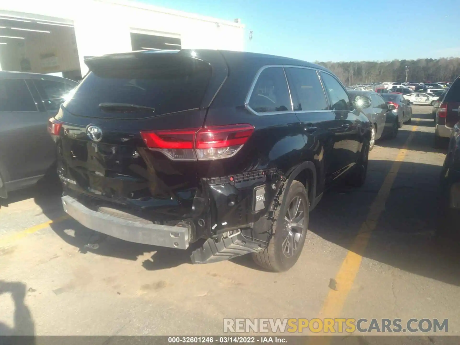 4 Photograph of a damaged car 5TDZARFHXKS059403 TOYOTA HIGHLANDER 2019