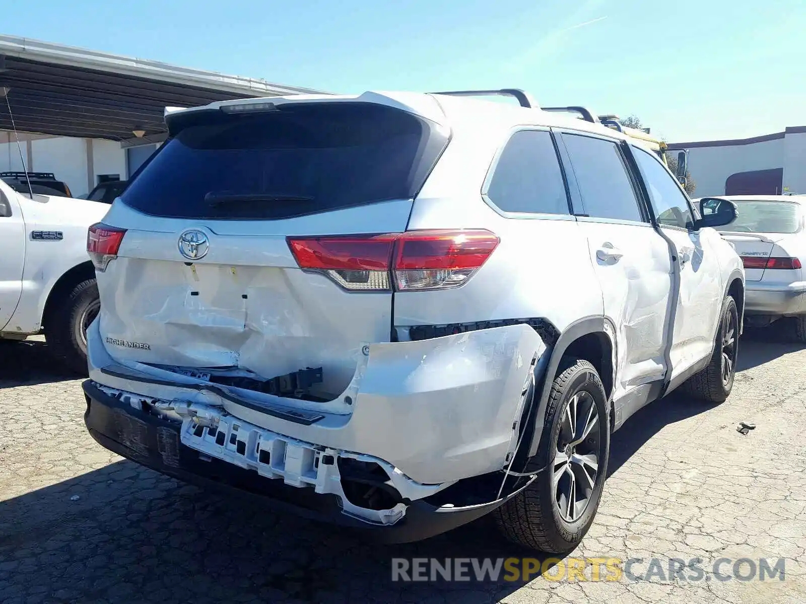 4 Photograph of a damaged car 5TDZARFHXKS060504 TOYOTA HIGHLANDER 2019