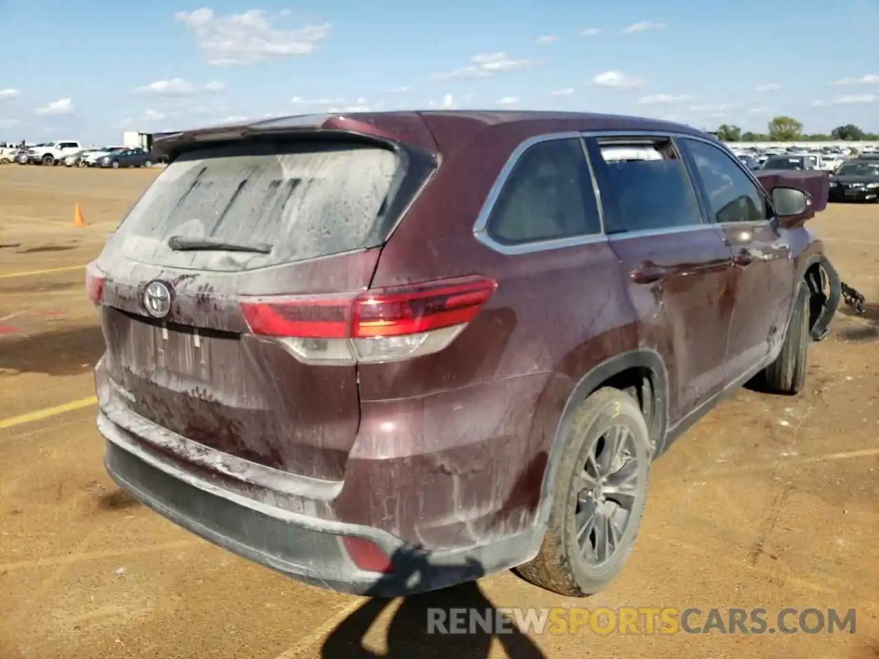 4 Photograph of a damaged car 5TDZARFHXKS060549 TOYOTA HIGHLANDER 2019