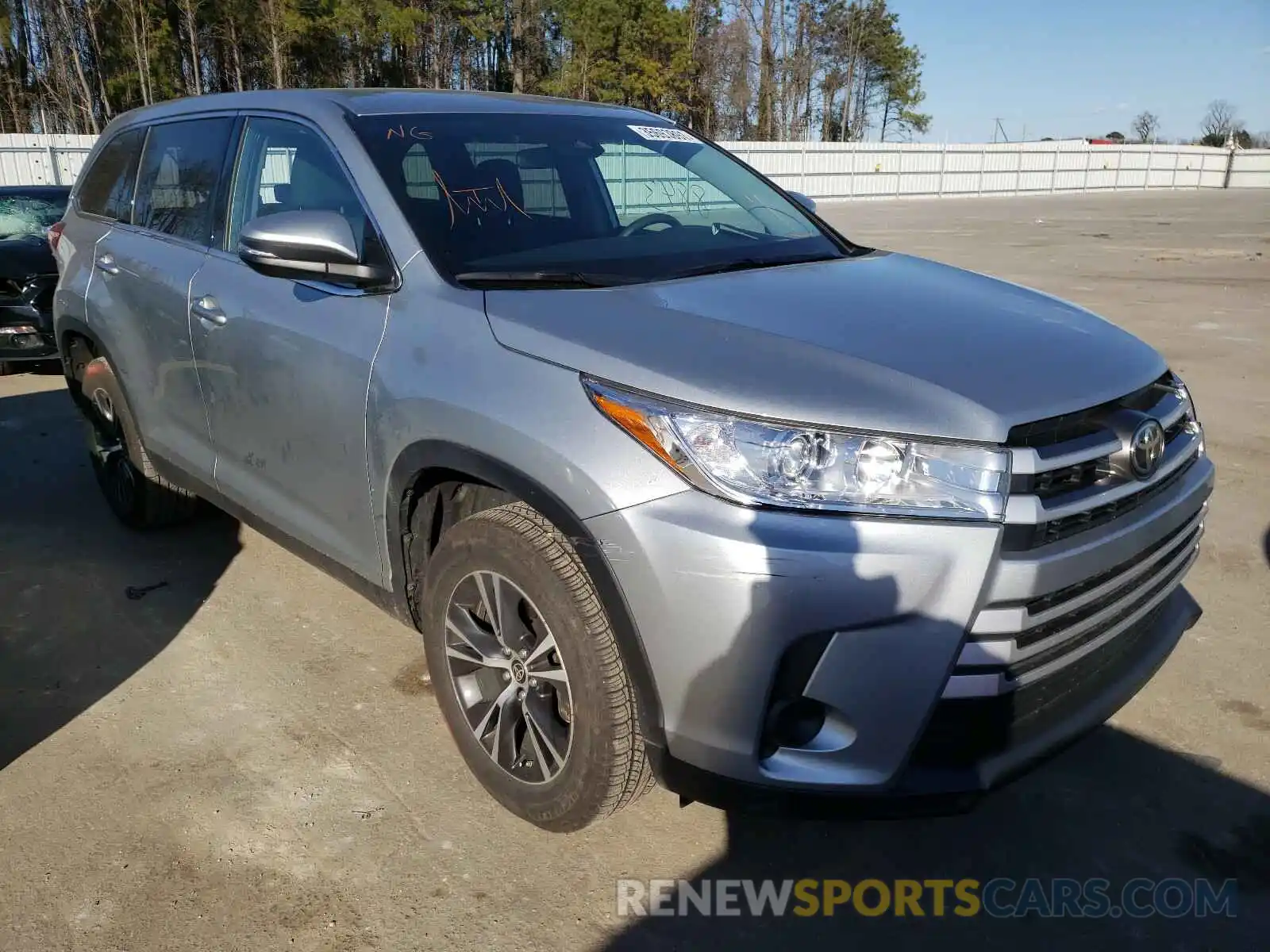 1 Photograph of a damaged car 5TDZARFHXKS061443 TOYOTA HIGHLANDER 2019