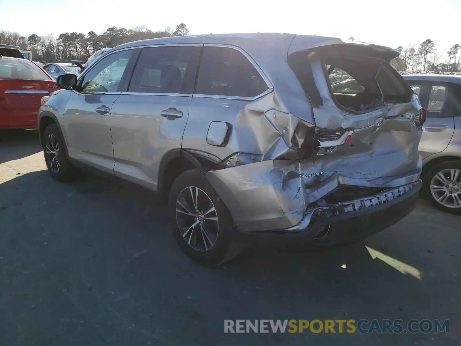 3 Photograph of a damaged car 5TDZARFHXKS061443 TOYOTA HIGHLANDER 2019