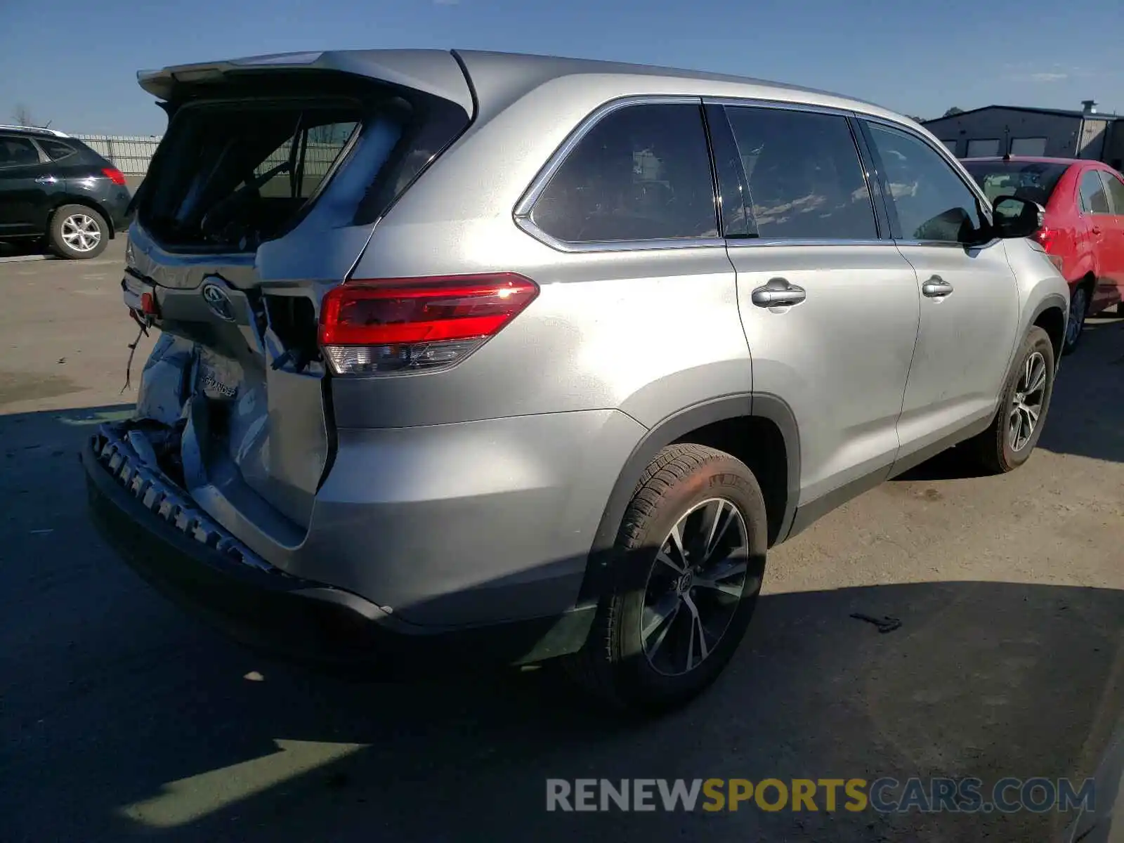 4 Photograph of a damaged car 5TDZARFHXKS061443 TOYOTA HIGHLANDER 2019