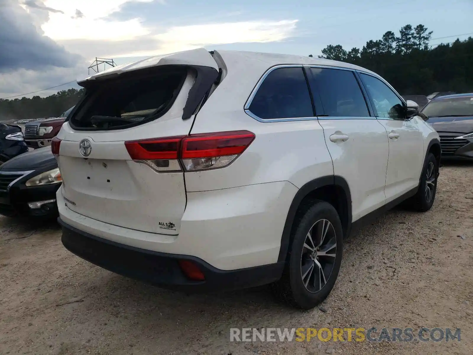 4 Photograph of a damaged car 5TDZZRFH0KS289492 TOYOTA HIGHLANDER 2019