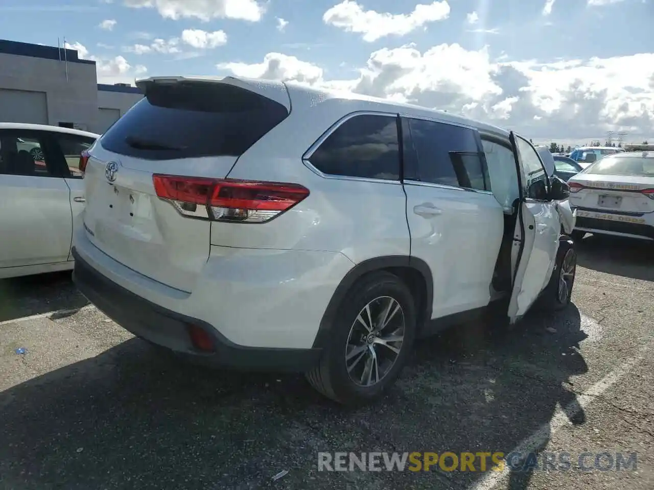 3 Photograph of a damaged car 5TDZZRFH0KS292005 TOYOTA HIGHLANDER 2019