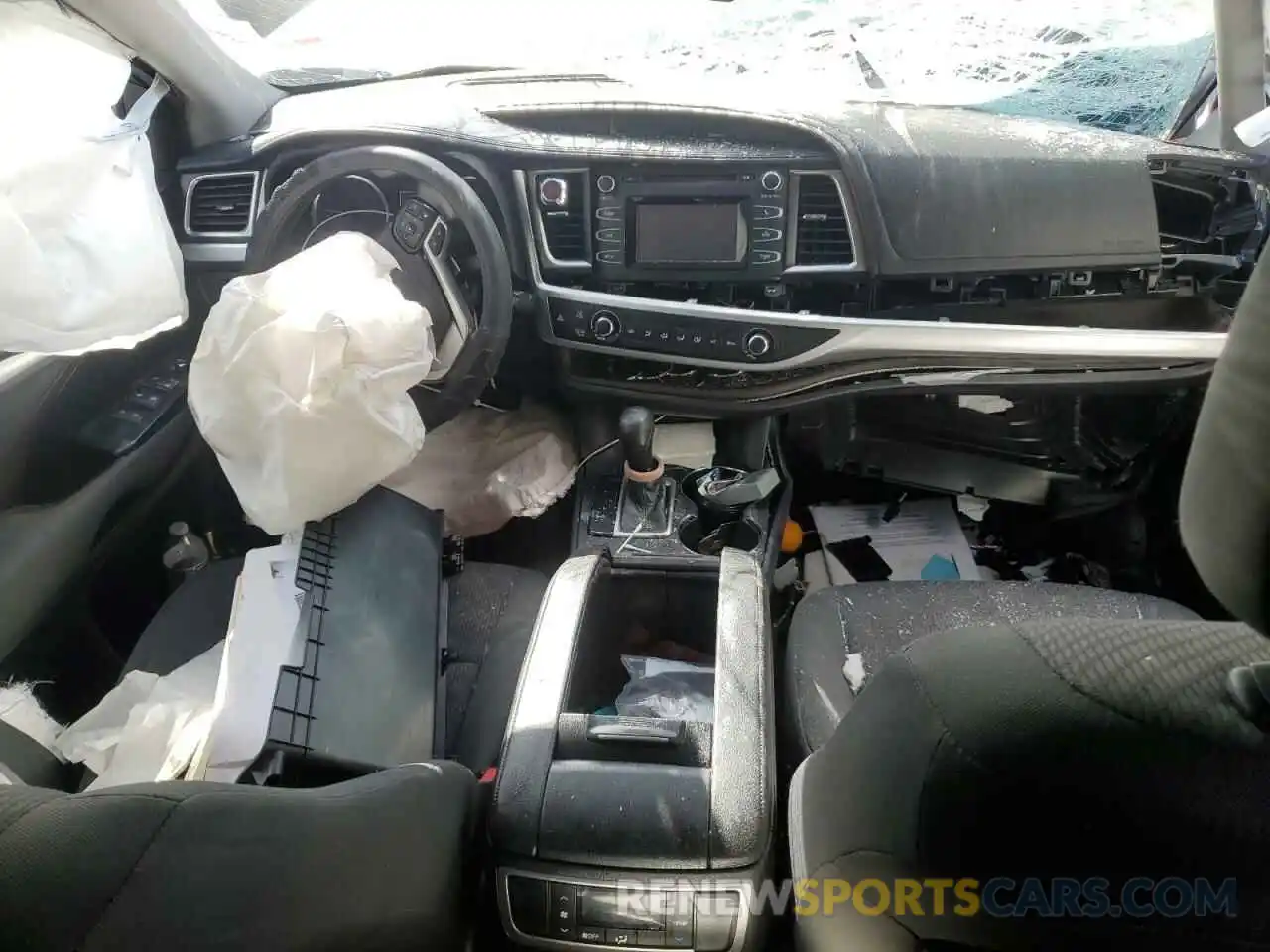 8 Photograph of a damaged car 5TDZZRFH0KS292005 TOYOTA HIGHLANDER 2019