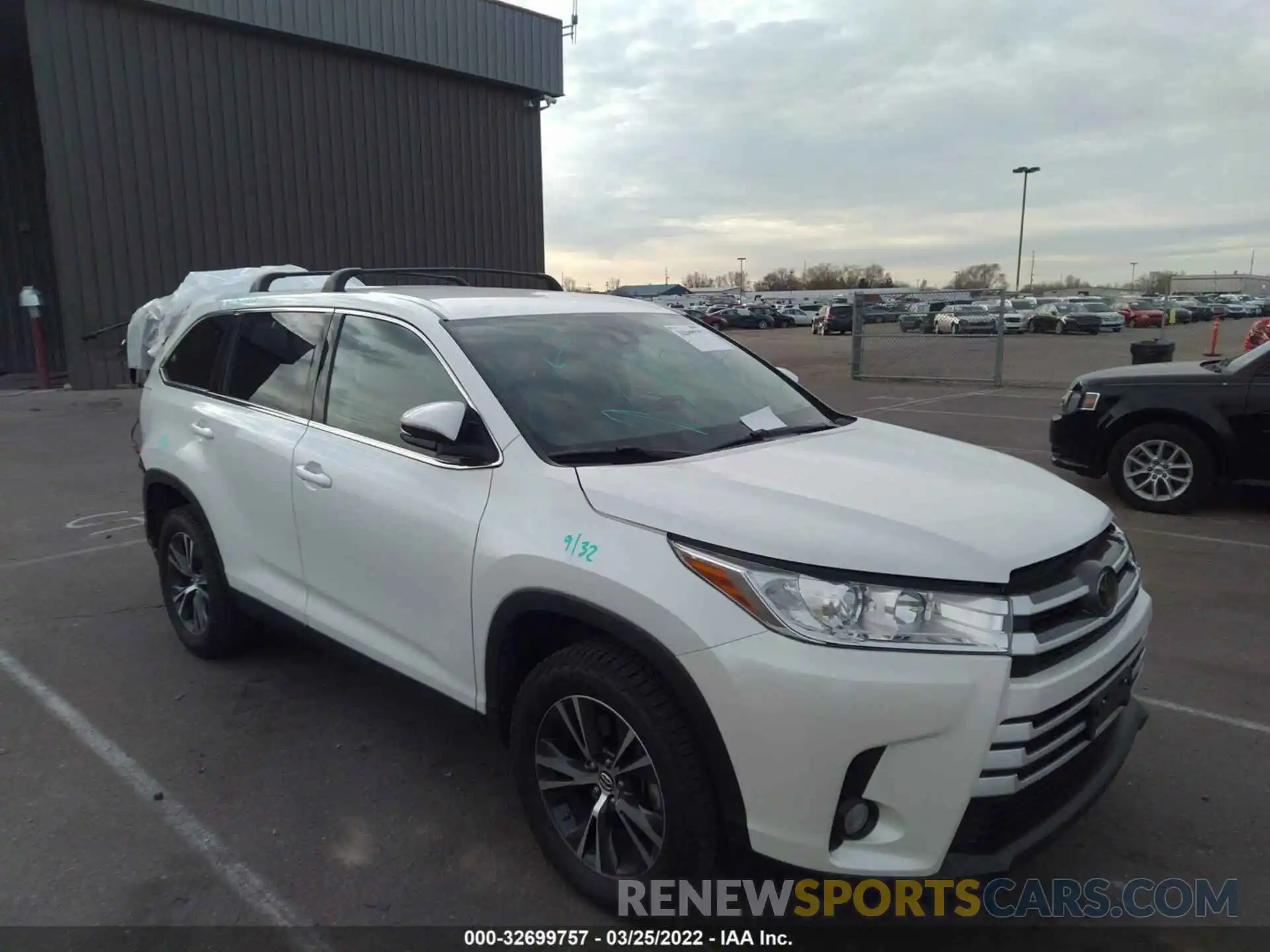 1 Photograph of a damaged car 5TDZZRFH0KS294014 TOYOTA HIGHLANDER 2019