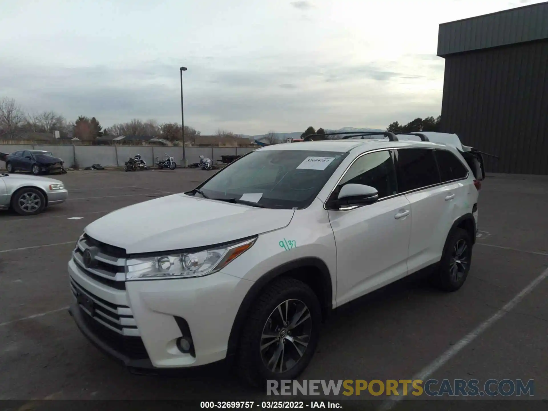 2 Photograph of a damaged car 5TDZZRFH0KS294014 TOYOTA HIGHLANDER 2019