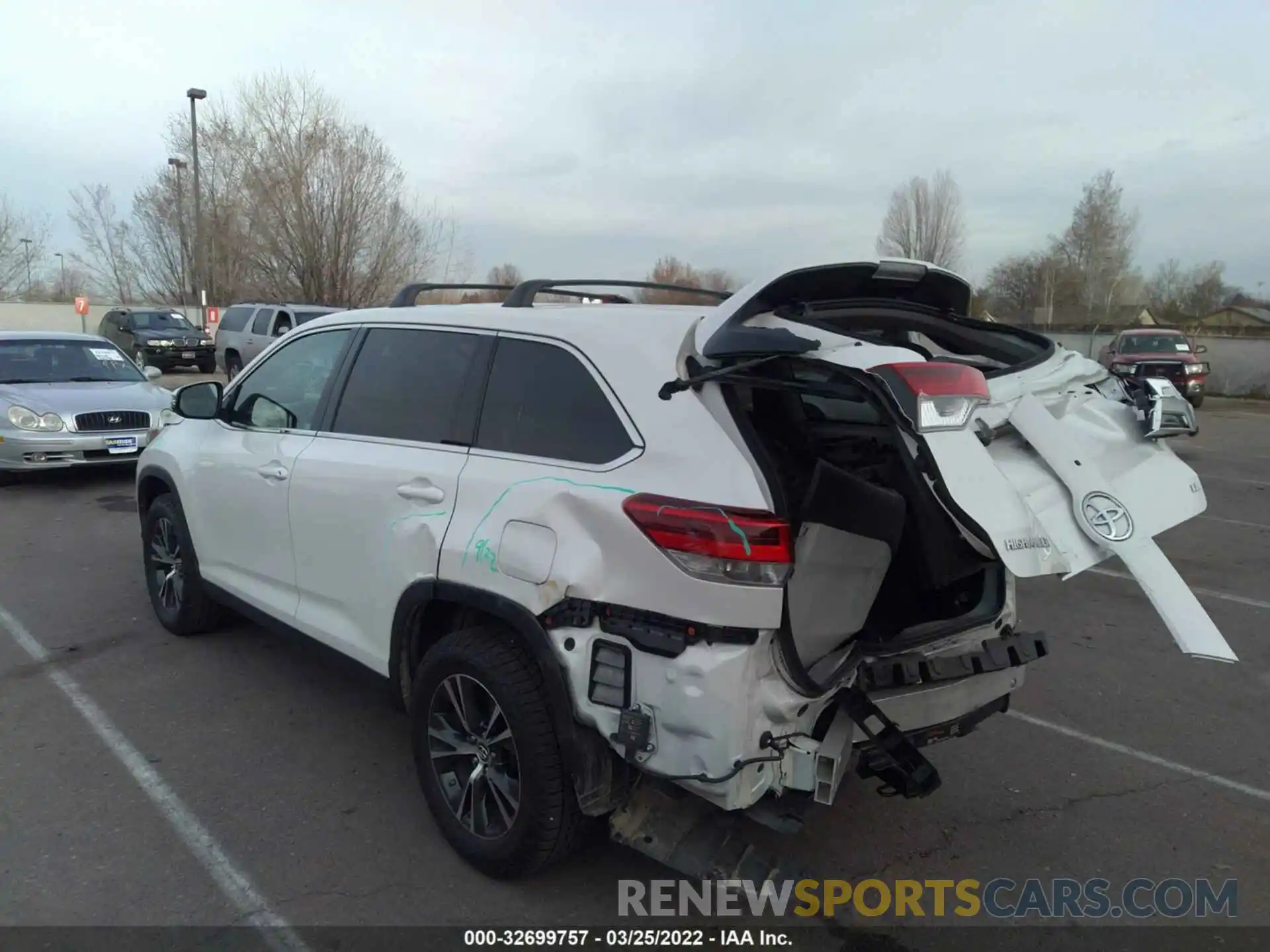 3 Photograph of a damaged car 5TDZZRFH0KS294014 TOYOTA HIGHLANDER 2019