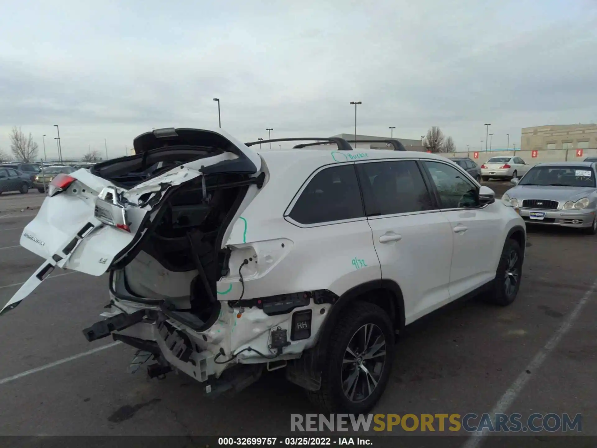 4 Photograph of a damaged car 5TDZZRFH0KS294014 TOYOTA HIGHLANDER 2019