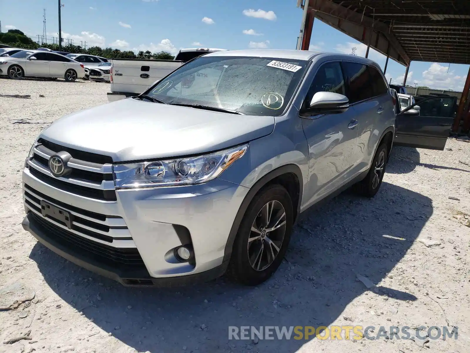 2 Photograph of a damaged car 5TDZZRFH0KS302239 TOYOTA HIGHLANDER 2019