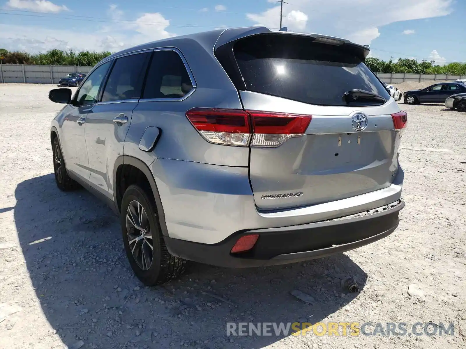 3 Photograph of a damaged car 5TDZZRFH0KS302239 TOYOTA HIGHLANDER 2019