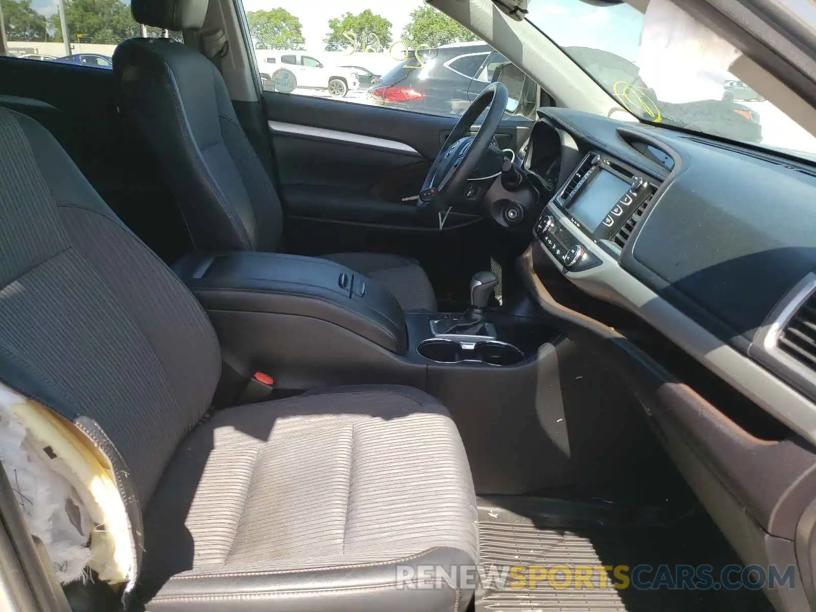 5 Photograph of a damaged car 5TDZZRFH0KS302239 TOYOTA HIGHLANDER 2019